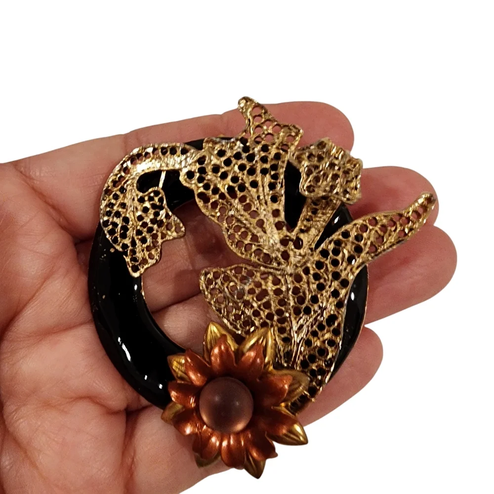 Vintage filigree brooch pin black gold flower leaf gold tone  A0220